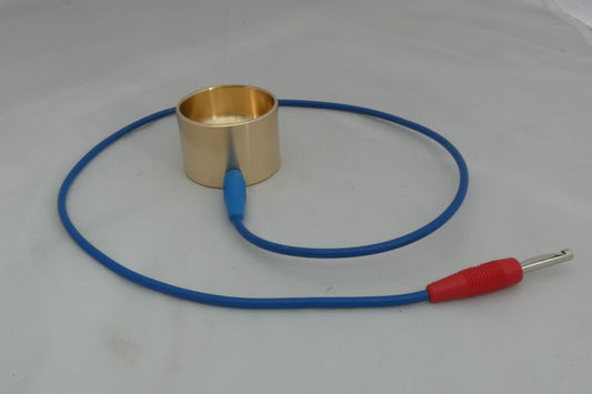 Kleiner Becher mit Kabel