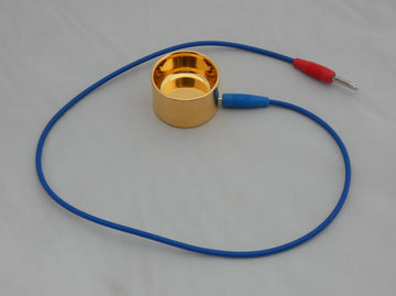 Kleiner Becher mit Kabel